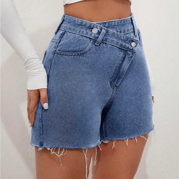 Pants - Asymmetrical frayed hem hight waist short medium wash